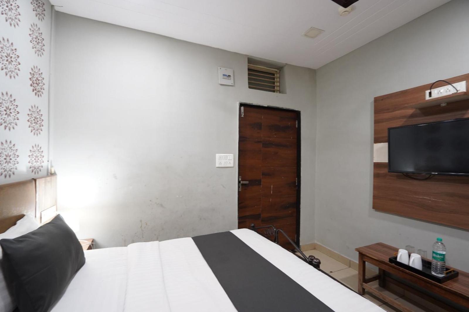 Hotel Sai Inn, Ahmedabad Airport Buitenkant foto
