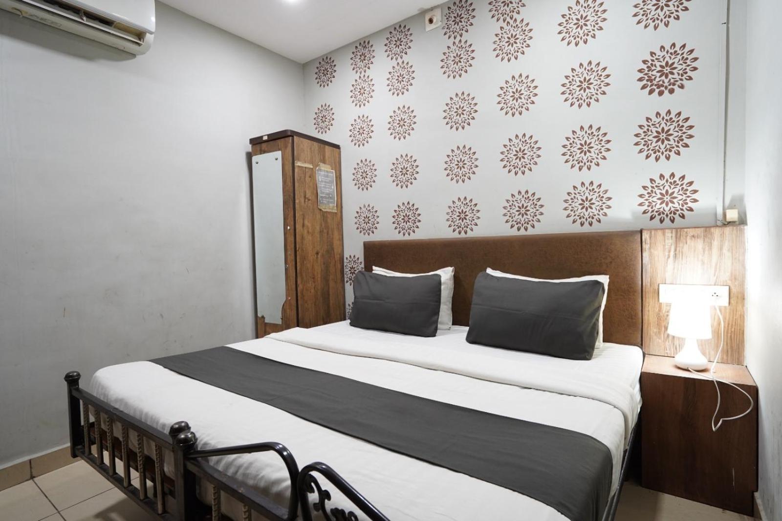 Hotel Sai Inn, Ahmedabad Airport Buitenkant foto
