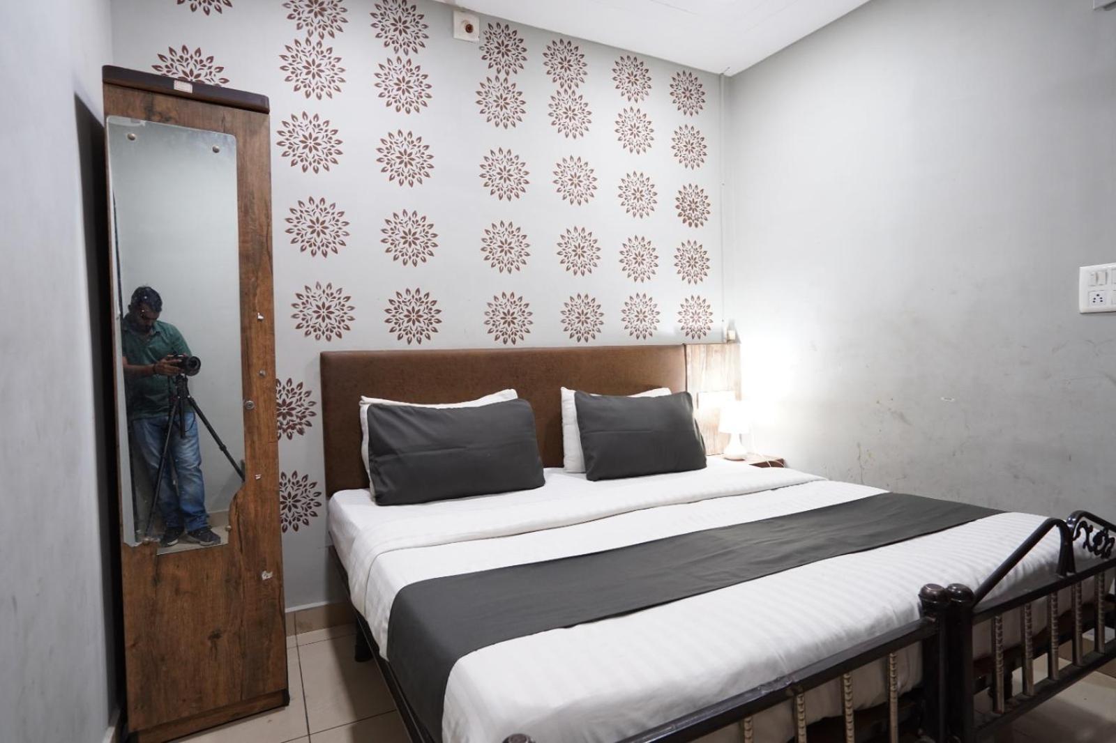 Hotel Sai Inn, Ahmedabad Airport Buitenkant foto