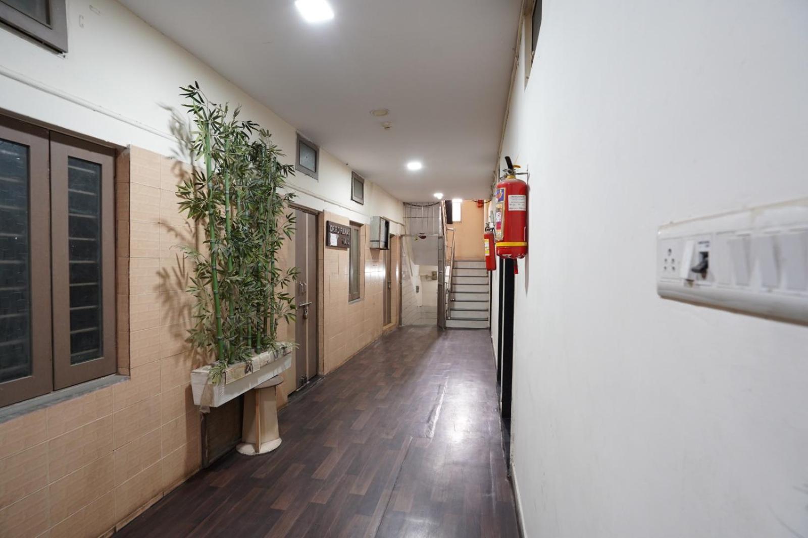 Hotel Sai Inn, Ahmedabad Airport Buitenkant foto