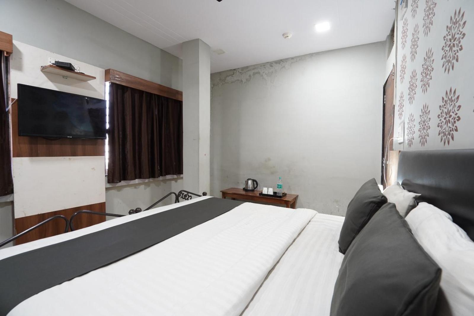 Hotel Sai Inn, Ahmedabad Airport Buitenkant foto