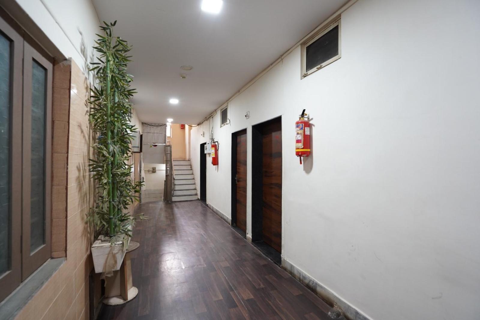 Hotel Sai Inn, Ahmedabad Airport Buitenkant foto